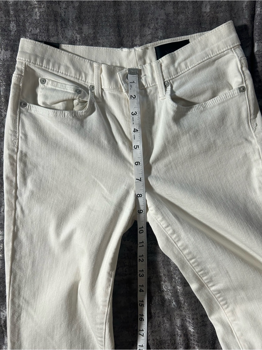 Vince Mason Relaxed Rolled White Ankle-Length Jeans - Picture 3 of 12